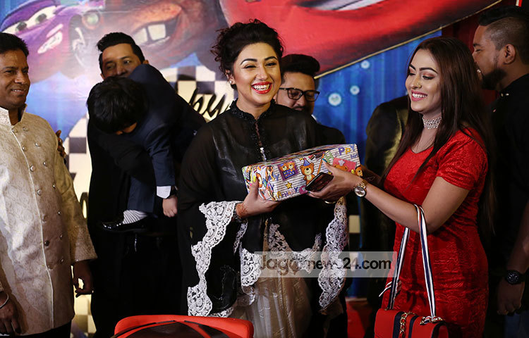 ছেলের জন্মদিনের উপহার সামগ্রী গ্রহণ করছেন। ছবি : মাহবুব আলম