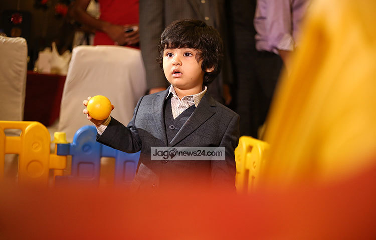 জন্মদিনের অনুষ্ঠানে বিস্ময়ে তাকিয়ে আছে জয়। ছবি : মাহবুব আলম