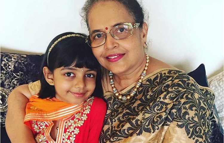 দিদার সঙ্গে আরাধ্যা।