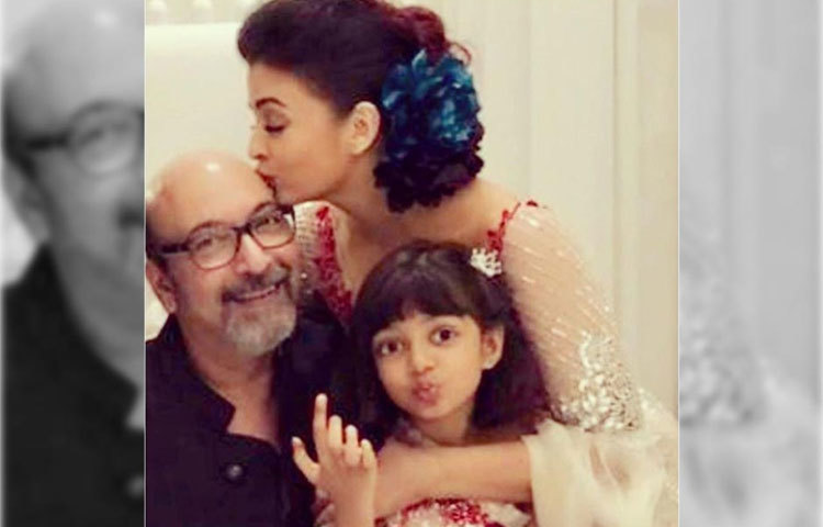 মা ও দাদুর সঙ্গে আরাধ্যা।