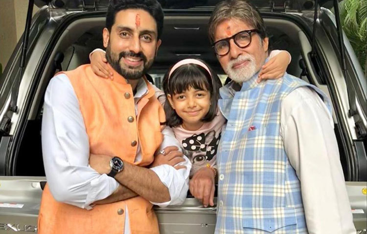 দাদু ও বাবার সঙ্গে দুষ্টুমি আরাধ্যার।