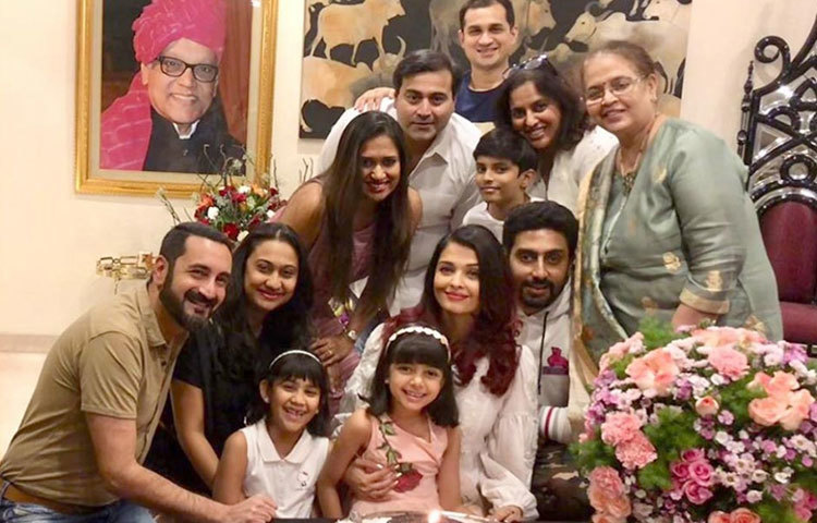 মায়ের জন্মদিনে আরাধ্যা।