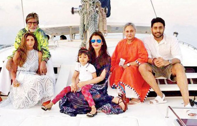 দাদু-ঠাকু মা, পিসি ও বাবা-মায়ের সঙ্গে ছোট্ট আরাধ্যা।