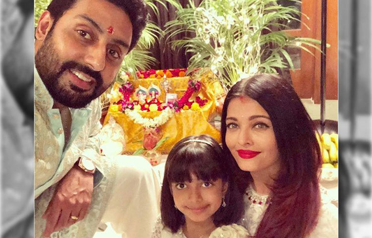 দেওয়ালির দিন বাবা-মায়ের সঙ্গে তোলা সেলফি।