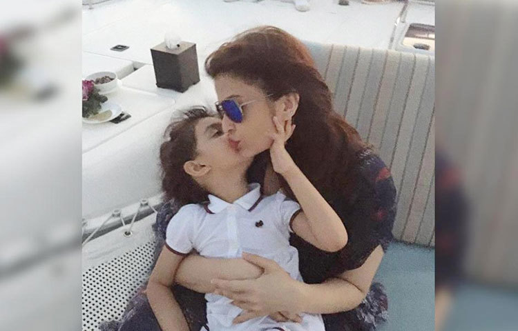 আরাধ্যা মা-কে আদর করছে।