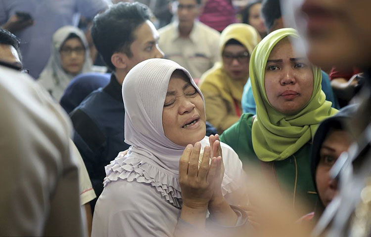 বিমানে থাকা আত্মীয়-স্বজনদের জন্য আহাজারি করছেন তারা। ছবি : ডেইলি মেইল