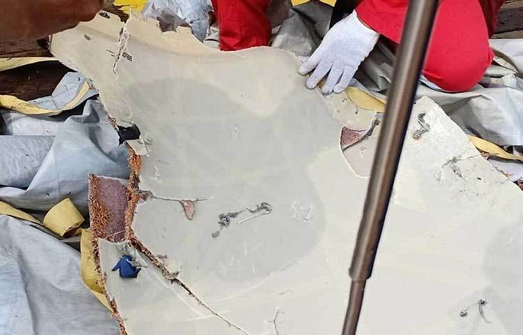 বিমানটি ইন্দোনেশিয়ার জাভা সাগরে পড়েছে। উদ্ধারকারীরা বিমানের ধ্বংসাবশেষ পেয়েছেন। ছবি : ডেইলি মেইল