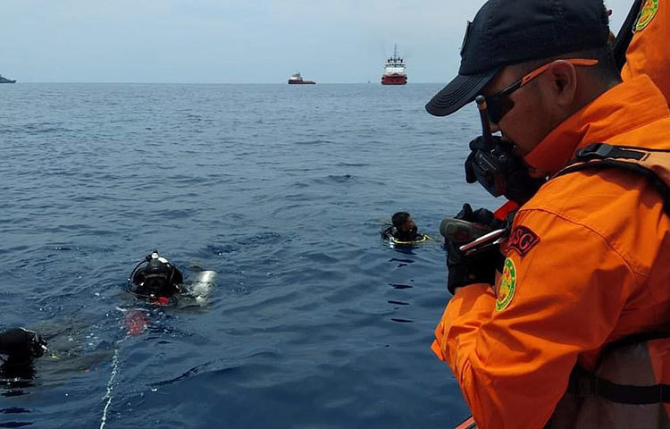 জাভা সাগরে উদ্ধারকারী দল বিধ্বস্ত বিমান ও যাত্রীদের উদ্ধারের চেষ্টা করছেন। ছবি : ডেইলি মেইল