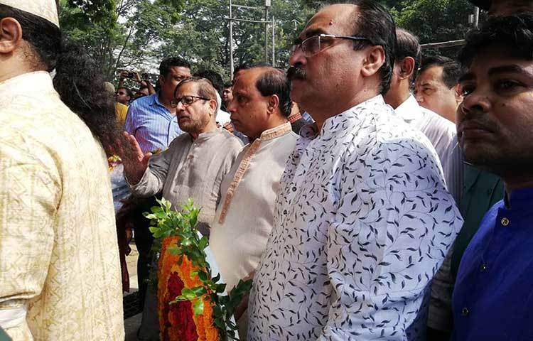 আইয়ুব বাচ্চুর প্রতি শেষ শ্রদ্ধা জানাতে এসেছেন সংস্কৃতিবিষয়ক মন্ত্রী আসাদুজ্জামান নূর।