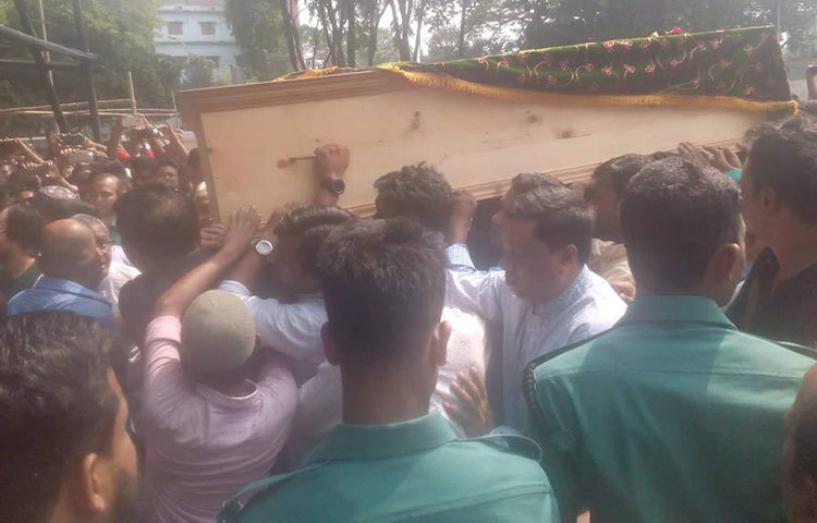 সকালে আইয়ুব বাচ্চুর মরদেহ কেন্দ্রীয় শহীদ মিনারে আনা হয়।