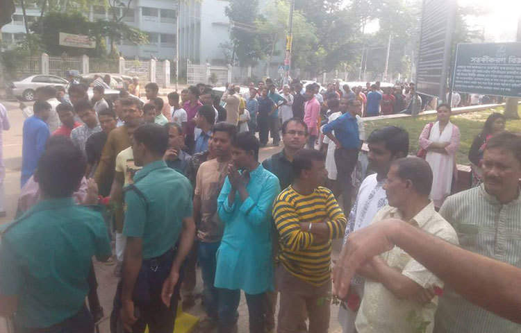 শ্রদ্ধা জানাতে এসেছেন আইয়ুব বাচ্চুর ভক্তরা।