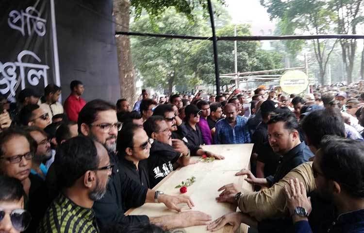 আইয়ুব বাচ্চুকে শেষ শ্রদ্ধা জানাচ্ছে তার ভক্ত অনুরাগীরা।