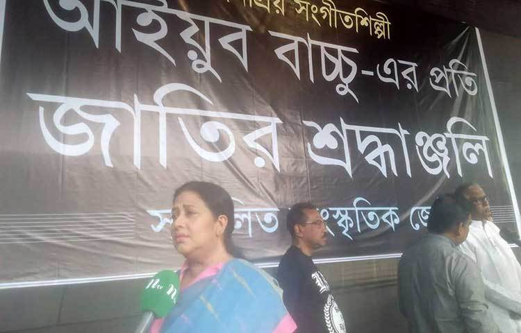 প্রিয় আইয়ুব বাচ্চুকে হারিয়ে শোক প্রকাশ করছেন সুবর্ণা মুস্তাফা।