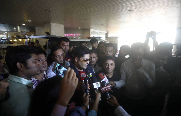 আইয়ুব বাচ্চুকে শেষবারের মতো হাসপাতালে দেখতে এসে গণমাধ্যমের কাছে শোক প্রকাশ করছেন নায়ক ফেরদৌস। ছবি : মাহবুব আলম