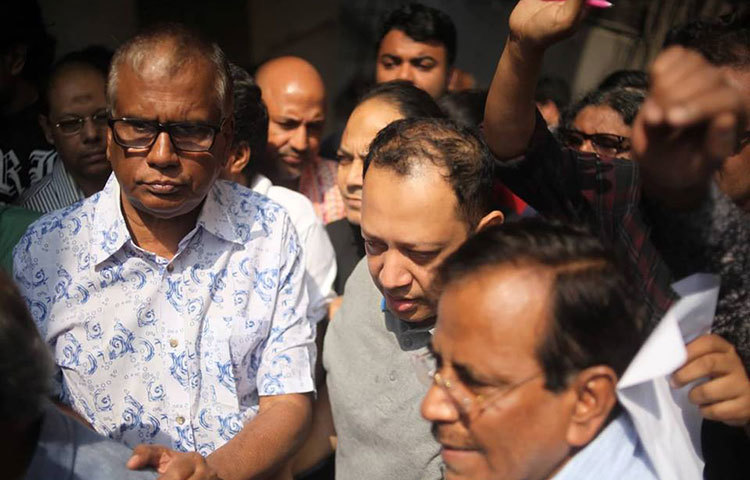 মৃত্যুর সংবাদ পেয়ে হাসপাতালে ছুটে এসেছেন নাট্যজন নাসিরুদ্দীন ইউসুফ বাচ্চু ও হানিফ সংকেত। ছবি : মাহবুব আলম