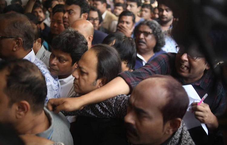 ভিড়ের মাঝে গণসংগীত শিল্পী ফকির আলমগীর ও গীতিকার কবির বকুল। ছবি : মাহবুব আলম