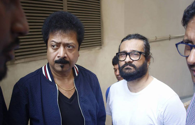 শোকে স্তব্ধ শিল্পী কুমার বিশ্বজিৎ ও গীতিকার প্রিন্স মাহমুদ। ছবি : মাহবুব আলম