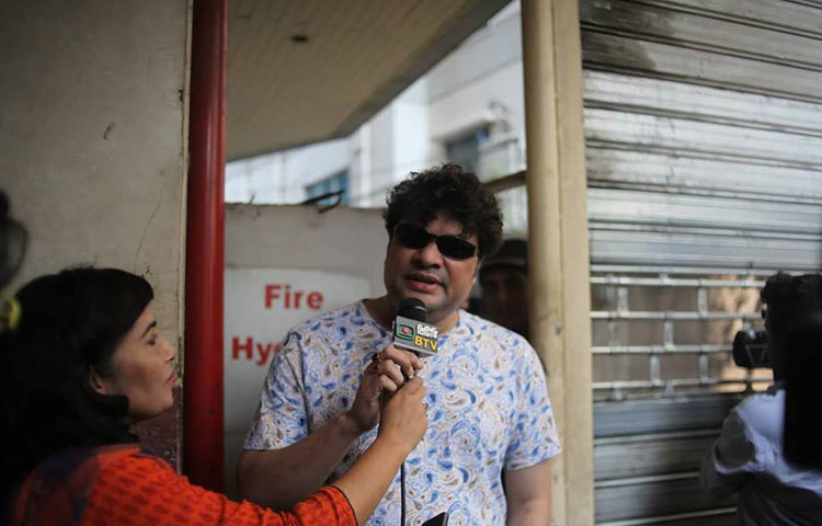 প্রিয় সহকর্মীকে হারানোর শোক প্রকাশ করছেন শিল্পী রবি চৌধুরী। ছবি : মাহবুব আলম