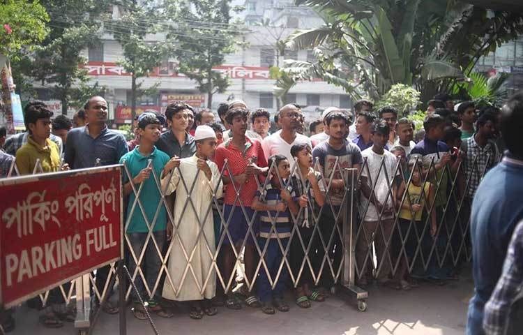 স্কয়ার হাসপাতালে সামনে আইয়ুব বাচ্চুর ভক্তদের ভিড়। ছবি : মাহবুব আলম