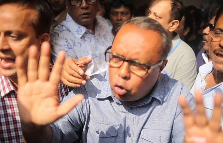 ভক্তদের ভিড় ঠেলে যাচ্ছেন মিডিয়া ব্যক্তিত্ব শাইখ সিরাজ। ছবি : মাহবুব আলম