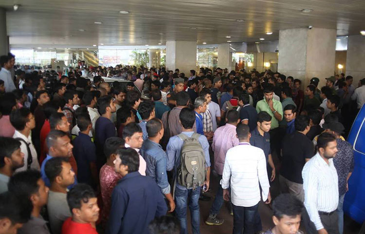 স্কয়ার হাসপাতালে যেন তিল ধারণের ঠাঁই নেই। ছবি : মাহবুব আলম