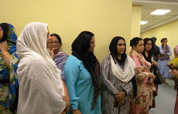 মৃত্যুর সংবাদ পেয়ে ছুটে এসেছেন শিল্পী সামিনা চৌধুরী ও ফাহমিদা নবী।