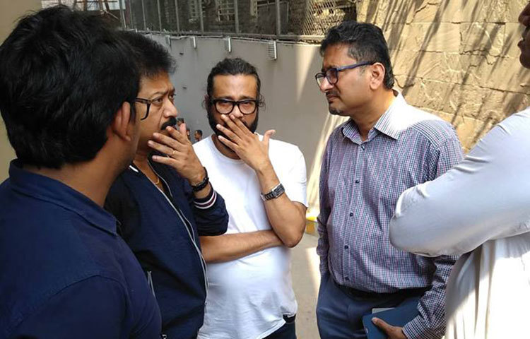 শোকে ভেঙ্গে পড়েছেন শিল্পী কুমার বিশ্বজিৎ। শোকে মুহ্যমান দুই গীতিকার প্রিন্স মাহমুদ ও আসিফ ইকবাল।