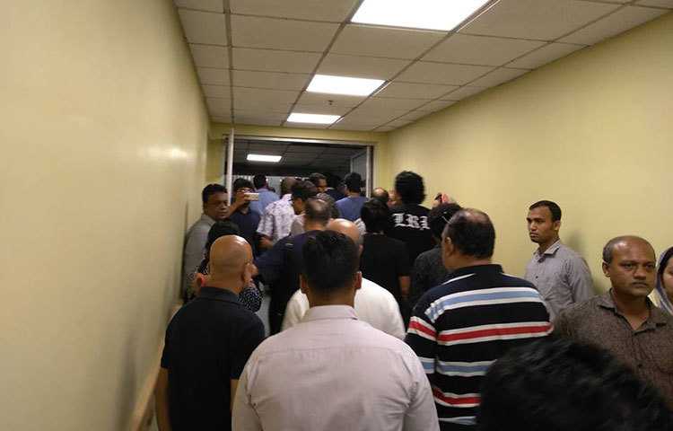 আইয়ুব বাচ্চুকে দেখতে আসা মানুষের ঢল।