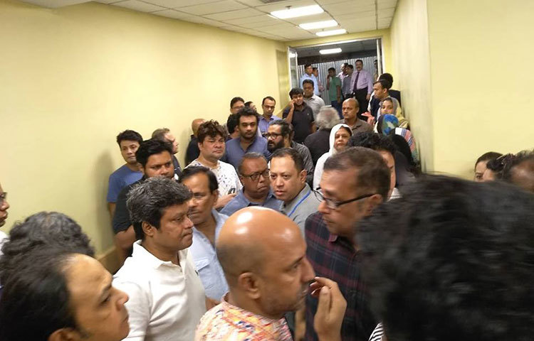 গীতিকার কবির বকুল, শিল্পী রবি, চৌধুরী হানিফ সংকেত ও শাইখ সিরাজ হাসপাতালে ছুটে এসেছেন।