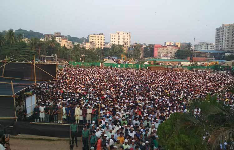প্রিয় শিল্পীর জানায় মানুষের ঢল নেমেছে।