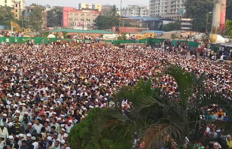 মানুষের উপস্থিতে জানাজার নামাজের ময়দানে যেন তিল ধারণের ঠাঁই নেই।