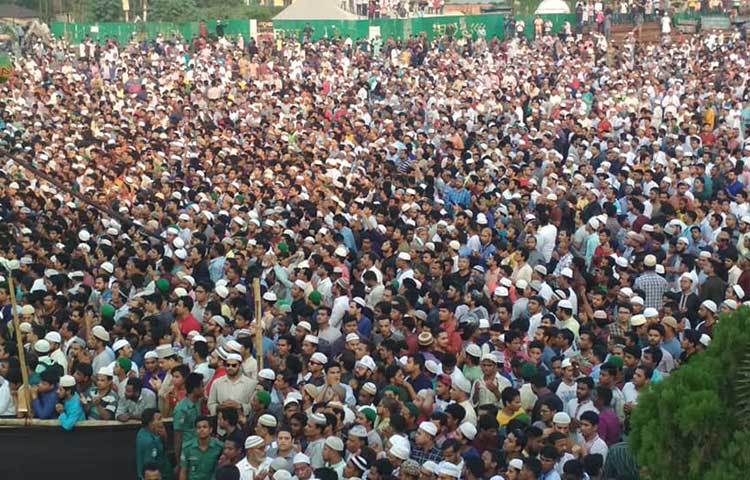 শনিবার বাদ আসর ৪টা ৩৭ মিনিটে নগরীর জমিয়াতুল ফালাহ জাতীয় মসজিদে হাজারও মুসল্লির অংশগ্রহণে তার চতুর্থ জানাজা সম্পন্ন হয়।