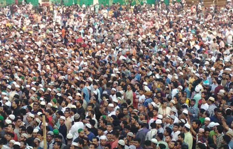 নামাজে জানাজায় ইমামতি করেন জমিয়াতুল ফালাহ মসজিদের খতিব অধ্যক্ষ মাওলানা সৈয়দ আবু তালেব মো. আলাউদ্দিন।