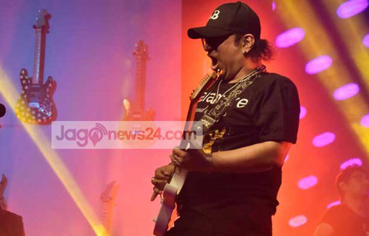 পৃথিবীর বিভিন্ন দেশে তিনি গান পরিবেশন করে আইয়ুব বাচ্চু সংগীতপ্রেমীদের মন জয় করেছেন।