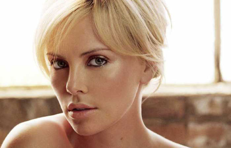 সপ্তম স্থানে রয়েছেন চার্লিজ থেরন।