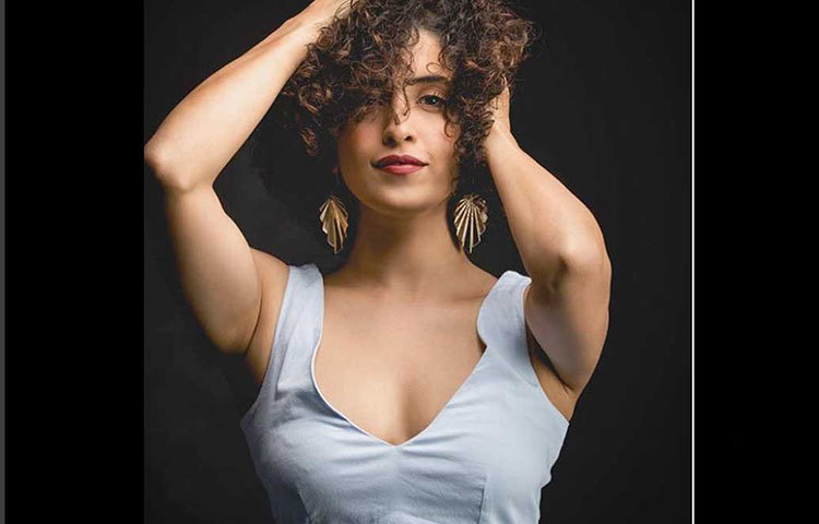 সানিয়া মলহোত্র লাইমলাইটে আসেন আমির খানের ‘দঙ্গল’ ছবির মাধ্যমে। প্রায় ১০ হাজার জনের মধ্যে থেকে অডিশনে সুযোগ পেয়েছিলেন তিনি।