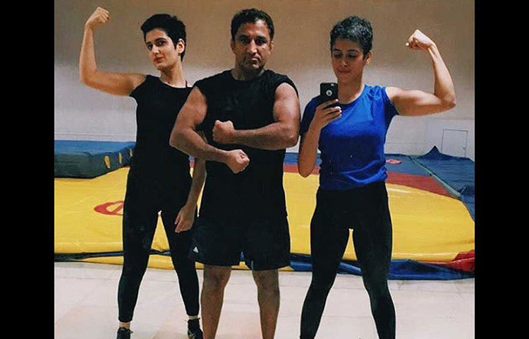 জাতীয় কোচ কৃপাশঙ্কর বিষ্ণোইয়ের কাছে ছবির প্রয়োজনে কুস্তি শিখেছেন তিনি ও অপর ‘দঙ্গল গার্ল’ ফতিমা সানা শেখ। পরস্পরের খুব ভাল বন্ধু তারা।