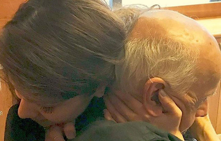 অন্তরঙ্গ অবস্থায় অভিনেত্রী রিয়া চক্রবর্তী ও মহেশ ভাট।