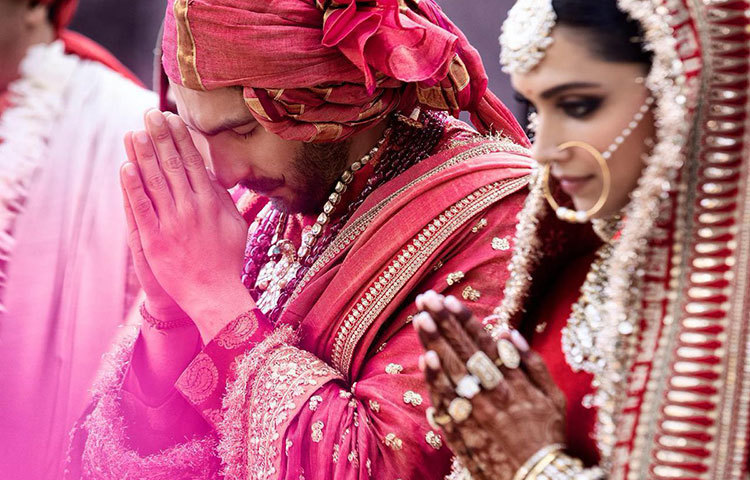 ‘রামলীলা’, ‘বাজিরাও মস্তানি’, ‘পদ্মাবত’-এর মত সিনেমায় একসঙ্গে অভিনয়ের পর রণবীর সিং-এর প্রেমে পড়ে তাকে বিয়ে করেন দীপিকা পাডুকোন।