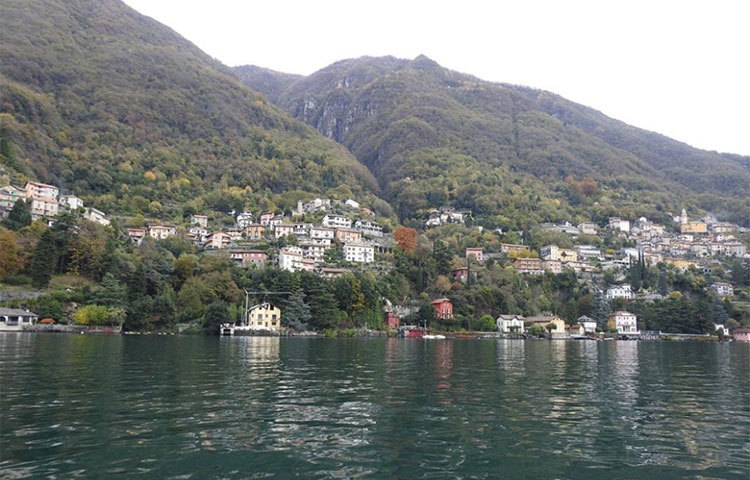 এই বিয়েতে নিমন্ত্রিত শাহরুখ, ফারহা খান, সঞ্জয় লীলা ভানশালীর মতো ঘনিষ্ঠজন ও পরিবারের লোকজন।