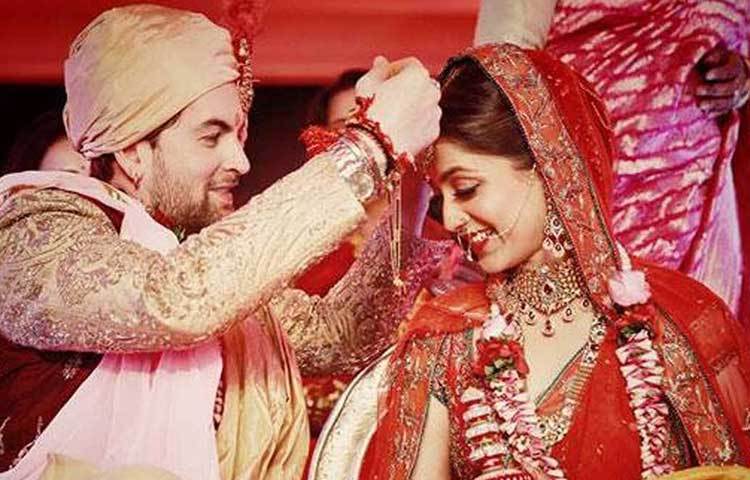 অভিনেতা নীল নীতিন মুকেশের সঙ্গে বিয়ে হয়েছে রুক্মিণী সহায়ের। ডিজাইনার শরৎ কৃষ্ণনের লাল শাড়িতে অপরূপা লাগছিল তাকে, এমনটাই বলেছেন অনেকে।