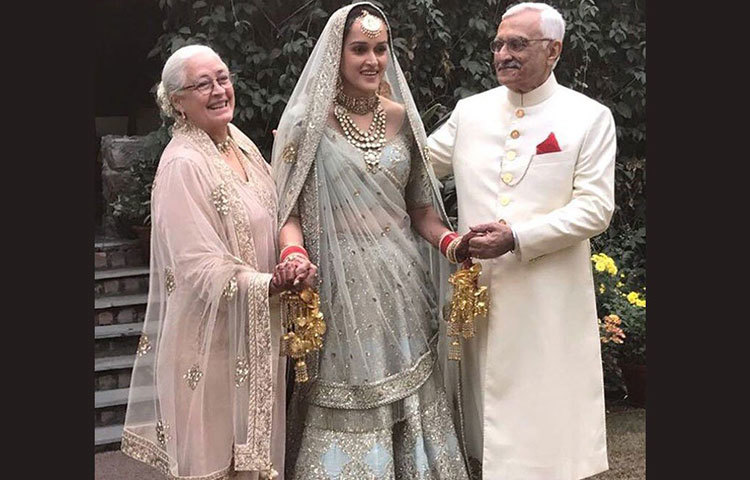 নাফিসা আলির কন্যা পিয়া সোধিও বেছে নিয়েছিলেন সব্যসাচীরই তৈরি নীলচে লেহেঙ্গা। ইন্দো-ভিক্টোরিয়ান ডিজাইনের বিশেষ আরি-তারি জারদৌসি কাজ ছিল এতে। এটির দাম ছিল প্রায় ছয় লাখের কাছাকাছি।