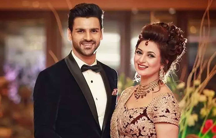 মুম্বাইয়ের কালকি থেকে রিসেপশনের পোশাক নির্বাচন করেছিলেন দিব্যাঙ্কা।