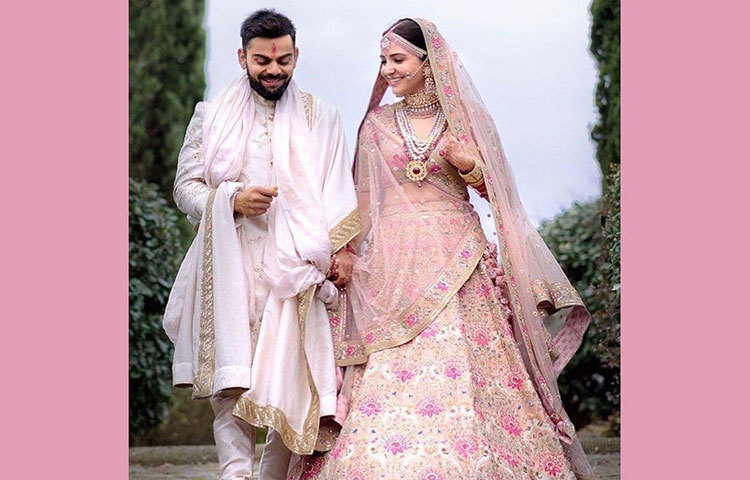 গোলাপি রঙের সুতোর এমব্রয়ডারি লেহেঙ্গা, ফ্লোরাল মোটিফ ডিজাইন এই দিয়ে শুরু হয়েছিল অনুশকা শর্মার মেহেদি অনুষ্ঠানের সাজ। এরপর বিয়ের দিন অনুশকা পরেছিলেন হালকা গোলাপি রঙের লেহেঙ্গা।