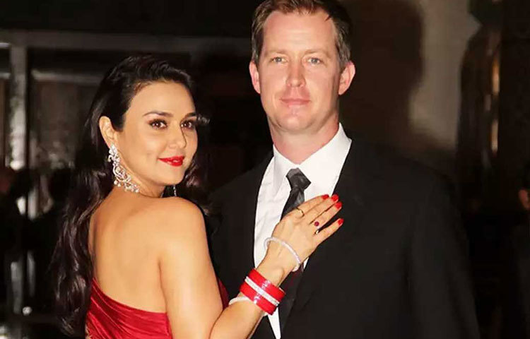 প্রিয় বন্ধু মণীশ মলহোত্রর ডিজাইন করা পোশাকে সেজেছিলেন প্রীতি। বিয়ের থেকে রিসেপশনের সাজ নিয়েই চর্চা চলেছিল বেশি।