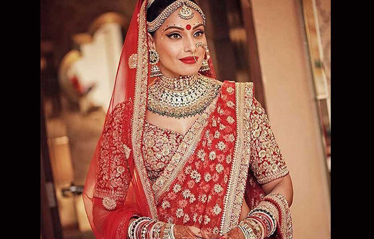 লাল লেহঙ্গায় একেবারে বাঙালি বধূর বেশে সেজেছিলেন বিপাশা। সব্যসাচী মুখোপাধ্যায় যে ডিজাইনার ছিলেন, বলাই বাহুল্য।