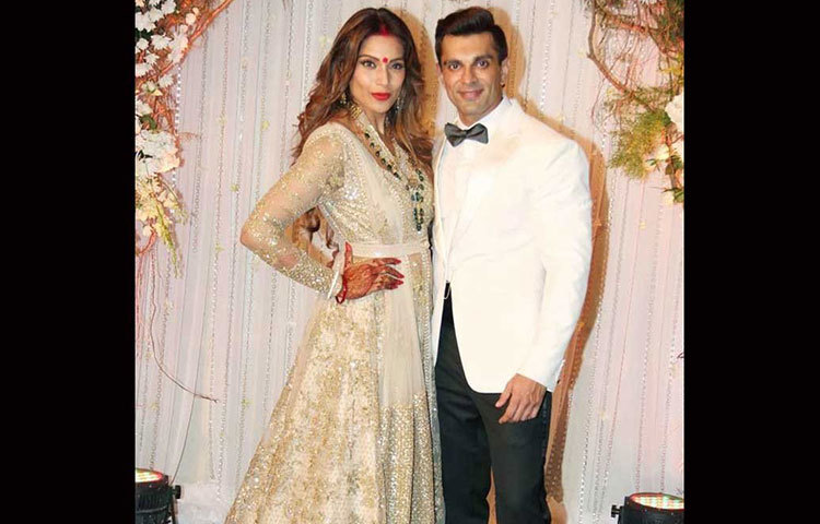 সাদা সোনালি আনারকলিতে রিসেপশনে সেজেছিলেন বিপাশা। ডিজাইনার ছিলেন সব্যসাচী মুখোপাধ্যায়।