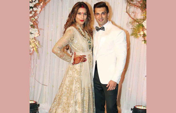 রিসেপশনেরও দিনও কপালে সিঁদুরের সঙ্গে বিপাশার পরনে ছিল সাদা-সোনালি লেহেঙ্গা। বাঙালি কনেকে শাঁখা-পলা পরাতে ভোলেননি সব্যসাচী। জয়পুরের কুন্দনের গয়নাও পরেছিলেন বিপাশা। এটিরও দাম ছিল প্রায় চার লাখের কাছাকাছি।