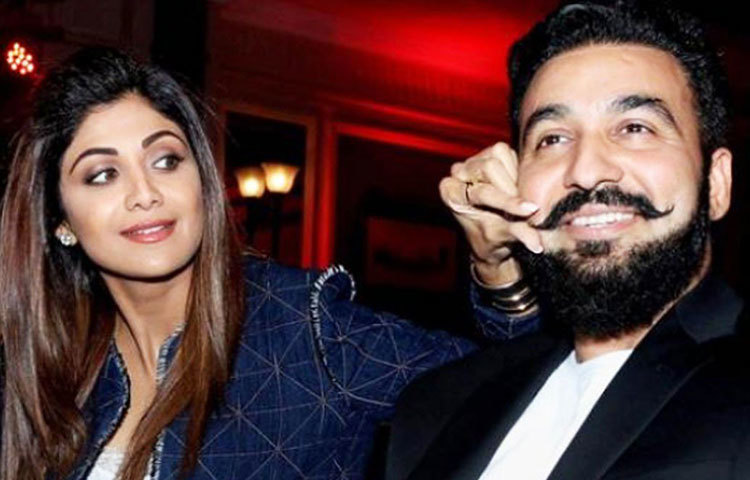 সাধারণ মানুষ থেকে সেলিব্রিটি, শিল্পা শেঠির ভক্ত প্রায় সকলেই। শিল্পার তেমনই এক ভক্তের নাম রাজ কুন্দ্রা। দেশের নামজাদা শিল্পপতি রাজ। শিল্পার প্রেমে পুরোপুরি হাবুডুবু খাচ্ছিলেন এক সময়ে। অভিনেত্রীকে প্রেমের প্রস্তাব দেওয়ার পর বিয়েতেও রাজি হয়ে গিয়েছিলেন শিল্পা। অতঃপর ২০০৯ সালের ২২ নভেম্বর তারা বিয়ে বন্ধনে আবদ্ধ হন।