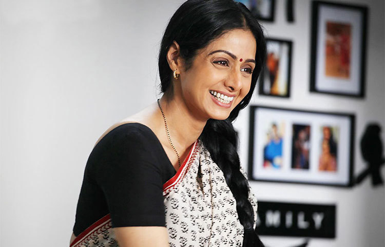 শ্রীদেবী : তিনিই বলিউডের একমাত্র নায়িকা যিনি খোলাখুলি স্বীকার করেছেন যে, বিয়ের আগেই তিনি গর্ভবতী ছিলেন। ১৯৯৬ সালে বনি কপুরের সঙ্গে যখন শ্রীদেবীর বিয়ে হয় তখন তিনি ৭ মাসের অন্তঃসত্বা। এই হিসেব থেকে অনেকেই এই সিদ্ধান্তে পৌঁছেছেন যে, যখন বনির সন্তানের গর্ভধারণ করেন শ্রীদেবী তখনো বনি তার প্রথম স্ত্রীকে ডিভোর্স দেননি। বিয়ের কয়েক মাসের মধ্যেই জ্যেষ্ঠা কন্যা জাহ্নবীর জননী হন শ্রীদেবী।